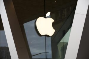 Acțiunile Apple ating un nivel record pe piața bursieră